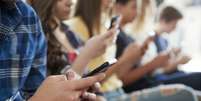 Estudantes do ensino médio usam telefones celulares em escolas  Foto: iStock/monkeybusinessimages