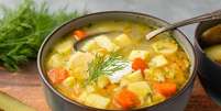 Sopa de pepino, batata e cenoura  Foto: Vivooo | Shutterstock / Portal EdiCase