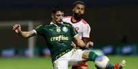 Piquerez e Wesley brigam pela bola durante confronto pelo Brasileirão.   Foto: Cesar Greco/Palmeiras. / Esporte News Mundo