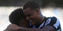 Janderson e Kauê comemoram um gol marcado Foto: Vitor Silva/Botafogo / Esporte News Mundo