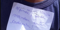 Aluno tem bilhete grampeado no uniforme em escola de Nova Friburgo (RJ) Foto: Arquivo Pessoal