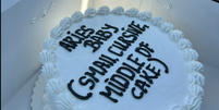Cliente recebe bolo com orientações escrita no topo  Foto: Reprodução/Tiktok/@peychimack