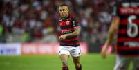  Foto: Marcelo Cortes/Flamengo - Legenda: Momento da falta de Igor Vinícius em Everton Cebolinha / Jogada10