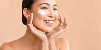 Cuidar da pele durante o outono evita o ressecamento  Foto: Pixel-Shot | Shutterstock / Portal EdiCase