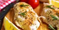 Veja como fazer um bom tempero para frango assado  Foto: Shutterstock / Alto Astral
