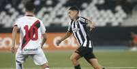 Hugo com a bola   Foto: Vitor Silva/Botafogo / Esporte News Mundo
