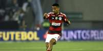  Foto: Marcelo Cortes/Flamengo - Legenda: Allan em campo pelo Flamengo / Jogada10