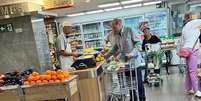 Marcelo de Carvalho circulou pelas gôndolas do mercado à procura de ingredientes para suas receitas Foto: Blog Sala de TV