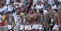 Foto: Marcelo Gonlalves/Fluminense - Legenda: Marquinhos busca superar marcação cruz-maltina durante ataque tricolor / Jogada10