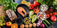 A dieta inclui vegetais, frutas, nozes, sementes, grãos integrais, azeite, peixes e frutos do mar  Foto: iStock / Jairo Bouer