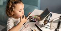 Saiba mais sobre os riscos da maquiagem infantil  Foto: Shutterstock / Alto Astral