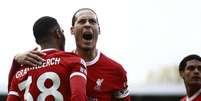 Foto: Benjamin Cremel/AFP via Getty Images - Legenda: Gravenbech (38) marca e Van Dijk celebra com o companheiro / Jogada10