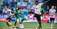 Gustavo Gómez disputa a bola com Bruno Henrique em duelo no Allianz Parque Foto: Alexandre Schneider/Getty Images