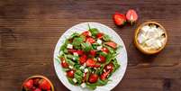 Salada de espinafre e morango  Foto: 9dream studio | Shutterstock / Portal EdiCase