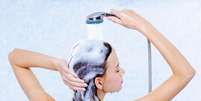 Saiba se o shampoo precisa fazer muita espuma para limpar os cabelos |  Foto: valuavitaly/Freepik / Boa Forma