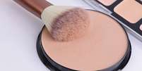 Pó compacto é item essencial para maquiagem  Foto: Shutterstock / Alto Astral