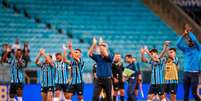 Foto: Lucas Uebel/Grêmio - Legenda: Elenco do Grêmio saudou a sua torcida após o jogo dentro da Arena / Jogada10
