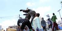 Grupo Zumb.boys apresenta Mané Boneco. Dança urbana é inspirada no boneco Mané Gostoso, encontrado em feiras populares nordestinas Foto: Divulgação