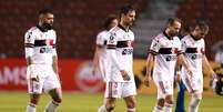 Jogadores do Flamengo com semblante abalado após goleada do Del Valle por 5x0, na Libertadores 2020.   Foto: José Jácome-Pool/Getty Images. / Esporte News Mundo