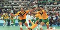 Tande e Mauricio comemoram a vitória sobre a Holanda, na final Olímpica em 1992. Foto: Fábio Salles/Estadão / Estadão