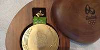 Foto: Divulgação - Legenda: Medalha de ouro conquistada pelo Brasil no futebol da Rio-2016 / Jogada10