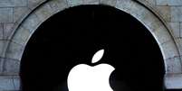 Logo da Apple em loja em Paris, França
6/3/2024 REUTERS/Gonzalo Fuentes/Arquivos  Foto: Reuters