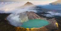 Vista aérea da cratera do vulcão Kawah Ijen em Java Oriental, Indonésia Foto: Reprodução/Getty Images