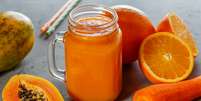 Suco de laranja, cenoura, tomate e mamão  Foto: Tatiana Bralnina | Shutterstock / Portal EdiCase