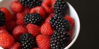 Amoras e framboesas são frutas que oferecem bastante proteínas; adicione-as ao iogurte para um café da manhã saudável  Foto: iStock / Jairo Bouer