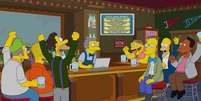 Todo mundo faceiro no Bar do Moe em Os Simpsons,inclusive o novo defunto (Imagem: Reprodução/Fox) Foto: Canaltech