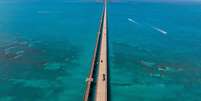 Rodovia, que liga o continente americano ao arquipélago de Florida Keys, estende-se por 182 km, cruzando 44 ilhas através de 42 pontes. Foto: Getty Images