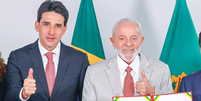 O presidente Lula escolheu uma gravata com estampa de "cachorrinho" para cumprir sua agenda. Na foto, ele aparece ao lado do ministro Silvio Costa Filho  Foto: Ricardo Stuckert/PR