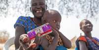 Uma mulher recebe medicação para tratar sua filha de quatro anos que sofre de malária no estado de Jonglei, Sudão do Sul  Foto: UNICEF/Mark Naftalin