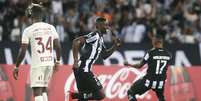 Luiz Henrique comemorando seu primeiro gol pelo Botafogo. Foto: Vitor Silva/Botafogo / Esporte News Mundo