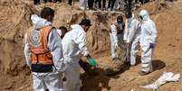 Centenas de corpos foram desenterrados ao redor de hospitais após retirada das tropas israelenses  Foto: EPA / BBC News Brasil
