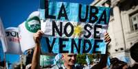 Argentinos protestam contra a falta de investimentos em educação  Foto: Reuters / BBC News Brasil