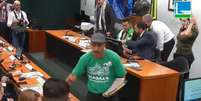 Homem vestindo camiseta do grupo Hamas durante audiência pública na Câmara dos Deputados sobre crise humanitária na Faixa de Gaza  Foto: Reprodução/TV Câmara / Perfil Brasil