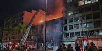 Bombeiros combatem incêndio em pousada no Centro de Porto Alegre (RS)  Foto: Reprodução/Redes Sociais / Perfil Brasil