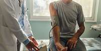 Medindo a pressão arterial no consultório médico  Foto: skynesher/iStock