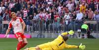  Foto: Alexandra Beier/AFP via Getty Images - Legenda:  Kane chuta para fazer o primeiro de seus dois gols no 2 a 1 do Bayern sobre o Eintracht  / Jogada10