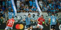 Foto: Lucas Uebel/Grêmio FBPA - Legenda: Pedro Geromel em ação pelo Grêmio no jogo diante do Huachipato, na Arena, pela Libertadores / Jogada10