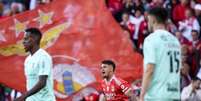 Filipe Amorim/AFP via Getty Images - Legenda: Jogadores de Benfica e Braga em disputa de bola no Português -  Foto: Filipe Amorim/AFP via Getty Images / Jogada10