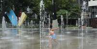 Outono registra altas temperaturas do verão, quando crianças brincaram na fonte de água no Vale do Anhangabaú, no centro da capital paulista Foto: Daniel Teixeira / Estadão / Estadão