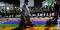 Simpatizantes do líder muçulmano xiita Moqtada Sadr pisam em uma bandeira LGBTQ+ em repúdio à queima do Alcorão na Suécia (imagem de arquivo)  Foto: DW / Deutsche Welle