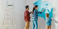 É possível pintar as paredes de casa de maneira simples  Foto: Gorodenkoff | Shutterstock / Portal EdiCase