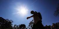 Pedestres caminhando próximo ao Parque Augusta, na região da Consolação, em dia de forte calor na cidade de São Paulo.  Foto: Werther Santana/Estadão - 18/09/2023 / Estadão