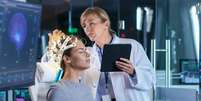 Uma cientista submete o cérebro de uma paciente a uma tomografia  Foto: Getty Images / BBC News Brasil
