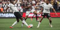 Lima perdendo a posse da bola em marcação pressão do corinthians FOTO DE LUCAS MERÇON / FLUMINENSE FC  Foto: Esporte News Mundo