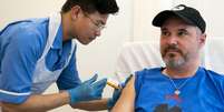 Steve Young participou dos últimos testes de vacinas em Londres Foto: PA Media / BBC News Brasil