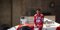 Gabriel Leone intepreta Ayrton Senna na minissérie da Netflix (Divulgação/Netflix)  Foto: Canaltech
